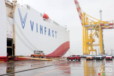 VinFast VF 8 2023 - en bateau
